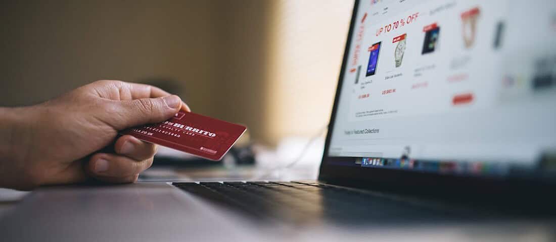 Potenciar el impacto de campañas publicitarias requiere una combinación estratégica de canales digitales y directos. Al combinar el marketing directo a tus campañas en redes sociales, tendrás una interacción más cercana con tu audiencia, potenciando la efectividad y resultados de tu estrategia publicitaria. Si necesitas ayuda para crear campañas de publicidad impresa de alto impacto con bajo coste, ponte en contacto con nosotros al 910 807 403 o envíanos un mail. Te ayudaremos en tus estrategias de marketing directo. ¡Ah Recuerda, sea que hagas publicidad online u offline necesitas incluir un gancho publicitario que invite a tus clientes potenciales a comprar tu marca. Conoce más sobre esta poderosa herramienta mirando este video que pueda ayudar a ganar hasta 30% más de ventas https://www.youtube.com/watch?v=9GJhAYqxmW8 Cuando hablamos del marketing, la integración de diferentes estrategias se vuelve esencial para llegar de manera efectiva a tu audiencia. Dentro de este contexto, el marketing directo se destaca como un compañero ideal para las estrategias de marketing digital, ya que ofrece un acompañamiento directo y personalizado que potencia tus resultados y la conexión con tus clientes. En este artículo, veremos por qué el marketing directo y las estrategias digitales son una combinación poderosa y cómo el marketing directo enriquece y complementa estas estrategias digitales. La importancia de la combinación El marketing digital ha revolucionado la forma en que las marcas se comunican y comercializan, aprovechando herramientas como las redes sociales, el correo electrónico y la publicidad en línea para llegar a una audiencia global o segmentada según género, edad, localización, etc. Sin embargo, a pesar de su alcance y duración en el tiempo, a menudo carece de la conexión personal que el marketing directo puede proporcionar. Es aquí donde el marketing directo entra en juego, ofreciendo un acompañamiento más directo y cercano a los clientes. 5 Beneficios del marketing directo en la era digital 1. Encuentros cara a cara: El marketing offline te permite tener encuentros cara a cara con tus clientes, ya sea a través de eventos, ferias comerciales o visitas a domicilio. Esta interacción directa crea una conexión más profunda y duradera, lo que puede influir significativamente en la toma de decisiones de compra en tus clientes. 2. Respuestas inmediatas: Cuando se realiza un reparto en mano de folletos, muestras de productos o incluso encuestas, se abre la oportunidad de obtener respuestas e interacciones inmediatas por parte de tus clientes. Esto facilita la recopilación de feedback en tiempo real y la adaptación de tus estrategias según las respuestas recibidas. 3. Complemento de campañas digitales: El marketing directo puede ser el acompañamiento perfecto para tus campañas digitales. Por ejemplo, después de enviar un correo electrónico promocional, puedes seguir con una llamada telefónica personalizada (telemarketing) para aquellos clientes que han mostrado interés, dando una experiencia integral y de alta calidad. 4. Segmentación: Este tipo de beneficio te permite que, si tu segmentas una zona donde promocionas tu anuncio en Facebook dependiendo de la localidad, edad y género de tus clientes potenciales, luego lo puedes complementar con una técnica de marketing offline como un buzoneo, tomando en cuenta esa zona segmentada digitalmente distribuir folletos impresos en los buzones de las viviendas y así podrás impactar doble ya que lo podrán ver en redes sociales y también impreso. Esto ayudará a que haya más probabilidades de que tomen acción de compra. 5. Medición y análisis de resultados: El éxito de tus campañas de publicidad impresa en combinación con la digital se puede medir mediante métricas como tasas de clics, conversiones, retorno de inversión (ROI) y tasas de respuesta directa. Analiza estos datos de cerca para identificar qué estrategias están funcionando mejor y optimiza continuamente tus campañas para obtener mejores resultados. En conclusión, el marketing directo y las estrategias digitales se acompañan de manera excepcional, dando a tu marca la capacidad de llegar a tu audiencia de manera amplia y personalizada. Al aprovechar las fortalezas de ambos enfoques, tu marca puede construir relaciones más sólidas, mejorar la efectividad de tus campañas y generar resultados significativos. Integrar el marketing directo en tu estrategia digital es más que una opción, es una oportunidad para diferenciarte y destacar en el mercado. ¿Qué esperas para hacerlo? Si este contenido te fue de ayuda, contáctame. Soy Maite y puedo darte muchos más consejos de cómo puedes combinar estos ambos mundos y de cómo el marketing directo sigue siendo una muy buena opción de publicidad. El impacto de campañas publicitarias mejora significativamente cuando se integran estrategias digitales con marketing directo. Combinar campañas en redes sociales con el reparto de publicidad impresa en buzones o en mano ofrece un enfoque personalizado y cercano. Esto permite reforzar los mensajes vistos en plataformas digitales, generando una doble impresión en los clientes potenciales. Además, esta combinación ofrece métricas claras para medir resultados, optimizando tanto el retorno de inversión (ROI) como la tasa de respuesta directa. Aprovechar esta sinergia entre ambos enfoques te ayudará a aumentar el impacto publicitario y mejorar las conversiones. Cómo tener un alto impacto de campañas publicitarias para ganar ventas Si lo que quieres es ganar ventas rápidamente, necesitas incluir códigos o cupones de descuento en tus anuncios para incentivar a tus consumidores potenciales. Una manera rápida y efectiva de tener resultado es a través de las acciones de marketing directo como buzoneo interior, pegada de carteles, perching, poming, parabriseo, reparto en mano de flyers, volanteo, distribución de cupones, entre otros. Ponte en contacto con nosotros para ayudarte a diseñar las campañas de pub