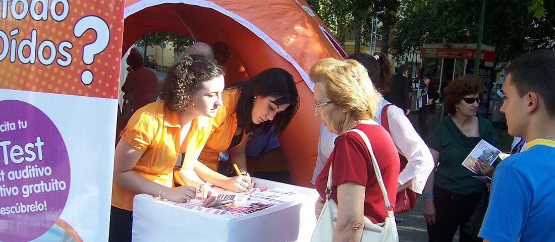Promotoras y azafatas: cómo potenciar tu marca en la vía pública y el punto de venta